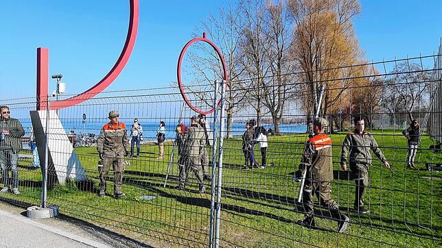 Mitglieder des Schweizer Zivilschutzes stellen in Konstanz einen zusätzlichen Zaun auf.