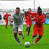 Ryan Giggs, mit Nachnamen Leukoue Tcheffa (rechts), vom 1. FC Rielasingen-Arlen im Duell mit Marcel Simsek (TSV Singen).
