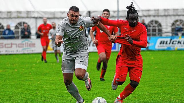 Ryan Giggs, mit Nachnamen Leukoue Tcheffa (rechts), vom 1. FC Rielasingen-Arlen im Duell mit Marcel Simsek (TSV Singen).