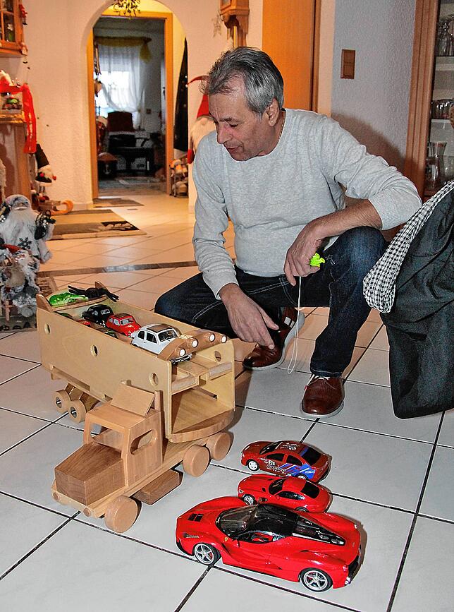 Die Krippe ist nicht das einzige Bastelprojekt von Giovanni Russo. Auch diesen zweistöckigen Autotransporter hat er für Enkel Nevio gebaut.