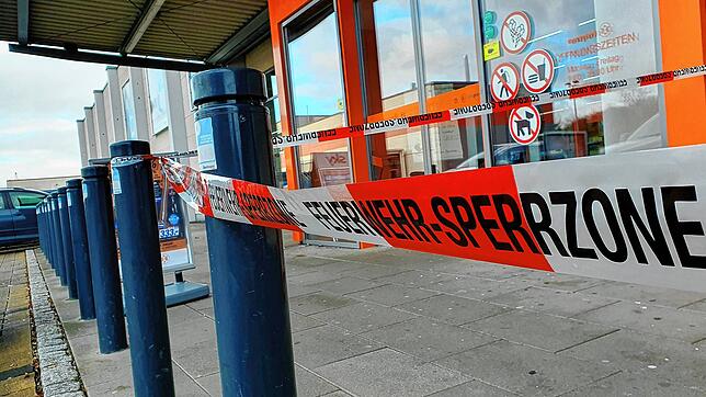 Der Einbruchsbereich beim Expert in Überlingen ist immer noch gesperrt. Vergangenen Mittwoch waren zwei unbekannte Männer mit einem ...