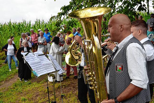 Bei der neuen Pilgerstation werden die Teilnehmer der Einweihungsfeier von Blechbläsern des Musikvereins Riedheim empfangen.