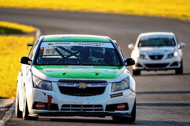 Felix Müller mit seinem Chevrolet Cruze Eurocup 1,8 LT V4 Cup Rennwagen auf der Rennstrecke.