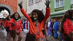 Bild : Meersburg im Fasnetsfieber: 1.800 Hästräger ziehen durch die Altstadt – Bilder!