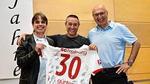 Vorsitzender Stefan Kech (links), Eckhard Günter und Georg Vetter beschließen die Versöhnung mit einer Trikotübergabe. Das Shirt mit ...