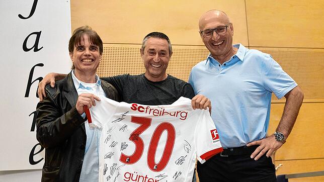 Vorsitzender Stefan Kech (links), Eckhard Günter und Georg Vetter beschließen die Versöhnung mit einer Trikotübergabe. Das Shirt mit ...