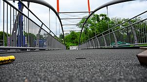 Bild : Brückenbau mit Nervenkitzel: Der Einbau der Neuwiesenbrücke für die Pendlerradroute P2