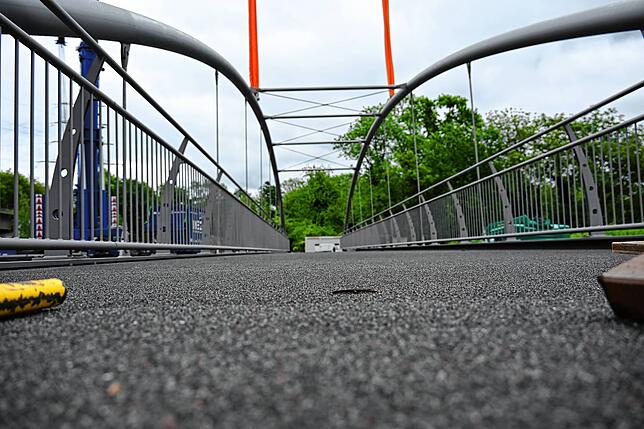 Bild 1: Brückenbau mit Nervenkitzel: Der Einbau der Neuwiesenbrücke für die Pendlerradroute P2