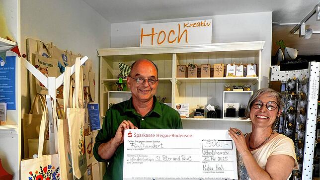 Freuen sich: Martina Hoch übergibt den symbolischen Scheck an Heimleiter Jürgen Napel. Foto: Michael Greuter
