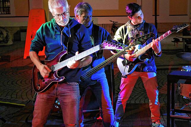 Bild 17: Raising Crown lässt Rocklegenden auferstehen