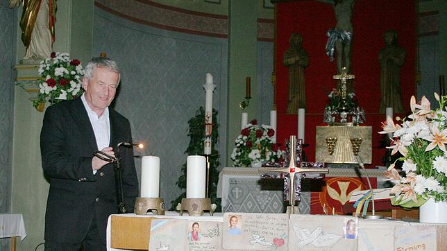 Das Anzünden der Kerzen im Gotteshaus ist nur eine der vielen Aufgaben, die Mesner Bernhard Wiesmann seit 55 Jahren in der Pfarrkirche ...