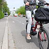 Auf der Wiesttorstraße in Höhe des Parkhaus Stadtmitte endet der Schutzstreifen für Radfahrer abrupt. Man sieht wie nahe das Auto dem ...
