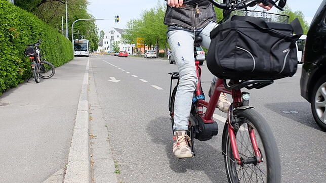 Auf der Wiesttorstraße in Höhe des Parkhaus Stadtmitte endet der Schutzstreifen für Radfahrer abrupt. Man sieht wie nahe das Auto dem ...