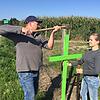 Landwirt Daniel Egger und seine Tochter Emily schlagen ein grünes Kreuz direkt an der B 33 auf ihrem Feld ein. Der Oberteuringer ...