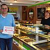 Christoph und Daniela Ainser weisen mit verschiedenen Schildern in ihrer Bäckerei-Filiale in der Oberstadt auf Schutzmaßnahmen hin. Eine ...