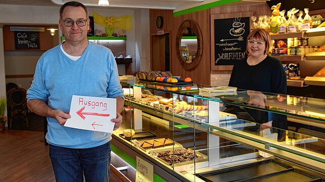 Christoph und Daniela Ainser weisen mit verschiedenen Schildern in ihrer Bäckerei-Filiale in der Oberstadt auf Schutzmaßnahmen hin. Eine ...