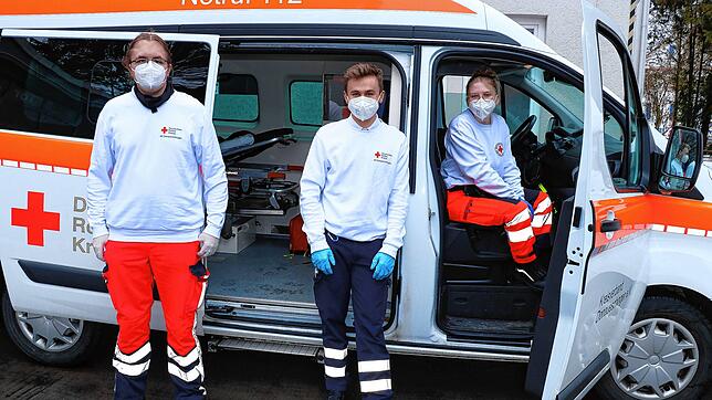 Sie sind für das Rote Kreuz auch bei Corona-Einsätzen unterwegs: Die Rettungshelfer Steven Reinhart (links) und Fabian Rimpel sowie ...