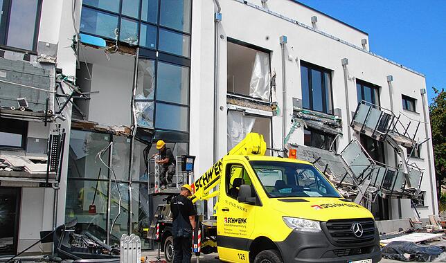 Sicherungs- und Aufräumarbeiten an der großflächig zerstörten Wohnkomplex laufen.