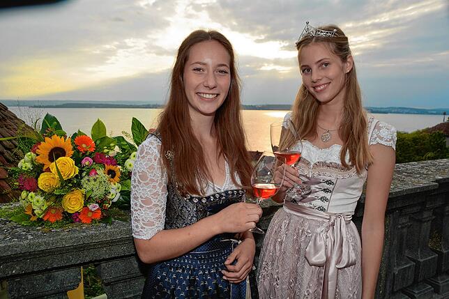 Bodensee-Weinprinzessin Lea Saible (rechts) stößt 2019 auf der Terrasse des Meersburger Neuen Schlosses mit ihrer Vorgängerin Pia Dreher an.