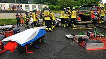 Gelungene Probe: Ein inszenierter Verkehrsunfall mit zwei eingeklemmten Personen.