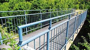 Die Holzbrücke am Ende der Zollernstraße. Eine wirtschaftliche Sanierung erscheint nach den Ausschreibungsergebnissen aussichtslos, ...