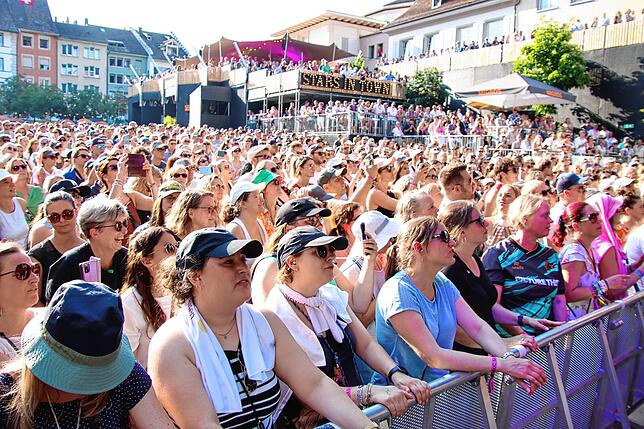Am Finaltag des Festivals Stars in Town auf dem Herrenacker inmitten der Altstadt von Schaffhausen befubelten über 6000 Fans die ...