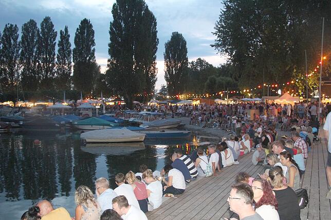 Die neuen Sitzgelegenheiten am Ufer wurden insbesondere zu vorgerückter Stunde bestens angenommen.