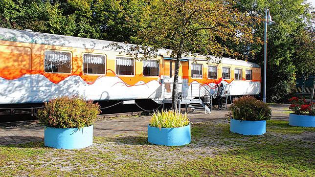 Der Eisenbahnwaggon bekommt einen neuen Anstrich.