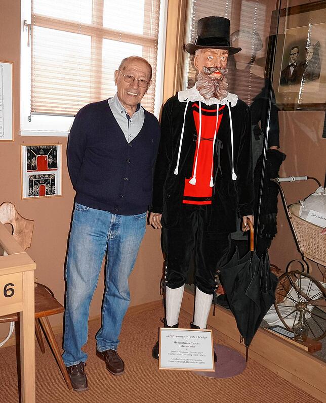 Großer Heimatforscher: Buchautor Joachim Rumpf im Heimatmuseum Görwihl neben dem Hotzenvater Gustav Huber (1882-1967), Hornberg, der die ...