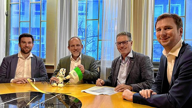 Der neue Häfler Oberbürgermeister Simon Blümcke (Zweiter von links) mit seinen Bürgermeisterkollegen (von links) Fabian Müller, Dieter ...
