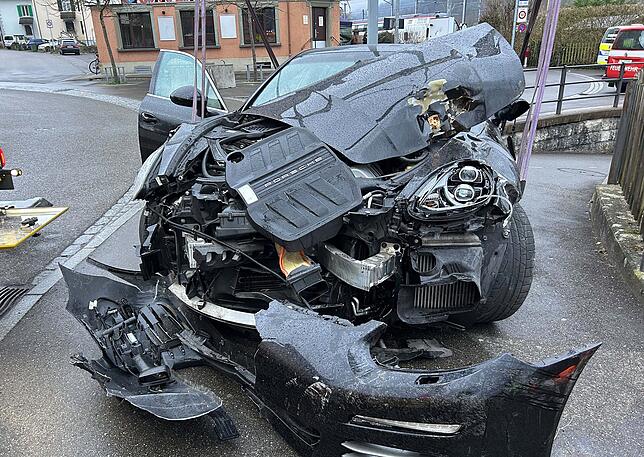 Der Porsche ist völlig demoliert.