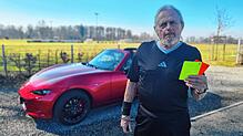 Schiedsrichter Heiner Gleisberg (hier mit seinem Sportwagen vor dem Sportgelände des SV Heiligenberg) pfeift für den SV Deggenhausertal.