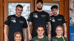 Für das Solemar Bad Dürrheim bei der Deutschen Aufguss-Meisterschaft am Start (hinten, von links): die Saunameister Franco Petrella, ...