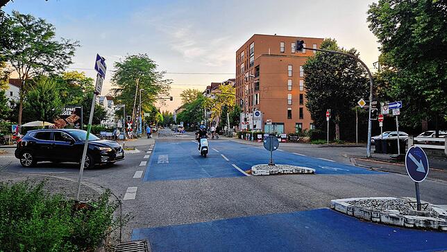 Künftig sollen motorisierte Fahrzeuge nicht mehr von der Gustav-Schwab-Straße (rechts im Bild) über die Fahrradstraße in die ...