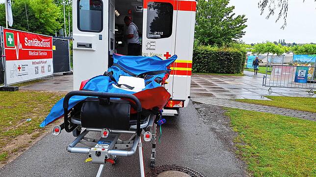 Der Rettungswagen ist bereit, um beim Summerty-Festival im Seepark Linzgau einen betrunkenen Patienten ins Sigmaringer Krankenhaus zu ...