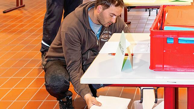 Hausaufgaben für Schüler, die noch nicht in der Schule unterrichtet werden, können im Foyer der Schwarzwaldhalle abgeholt werden.