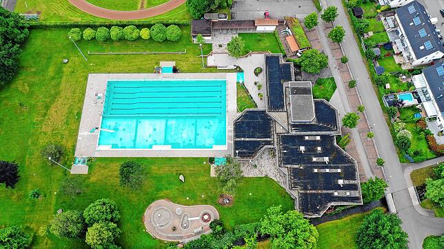 Viel Platz bietet das Schopfheimer Freibad &ndash; das ermöglicht trotz Corona-Einschränkungen immerhin bis zu 765 Besuche täglich. ...