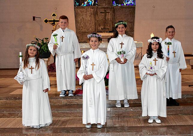 Sechs Kinder aus Großschönach und Aftholderberg durften mitten im Sommer doch noch zum Tisch des Herrn, nachdem die Corona-Pandemie ...