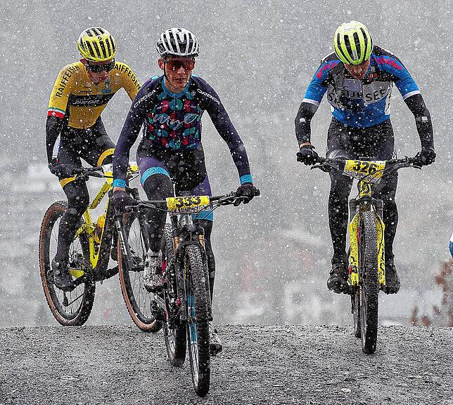 Widrig: Im Schneetreiben kämpfte sich Miron Lipp (vorn) vom Team Orbea Serpentine Velosports beim Swiss Cup Auftakt in Leukerbad auf den ...
