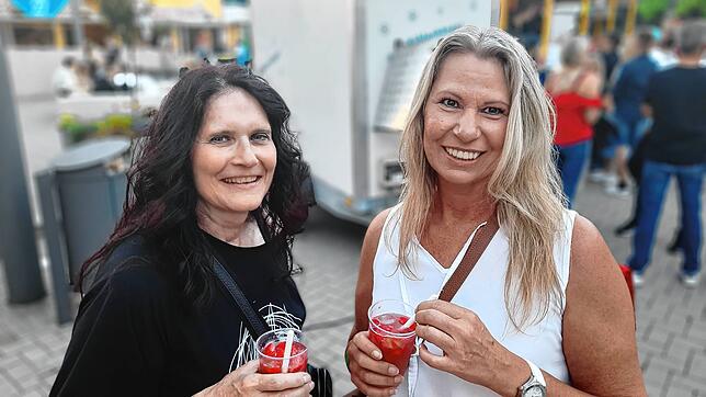 Claudia Komposch (links) und Simone Ströhle genießen die Großveranstaltung.