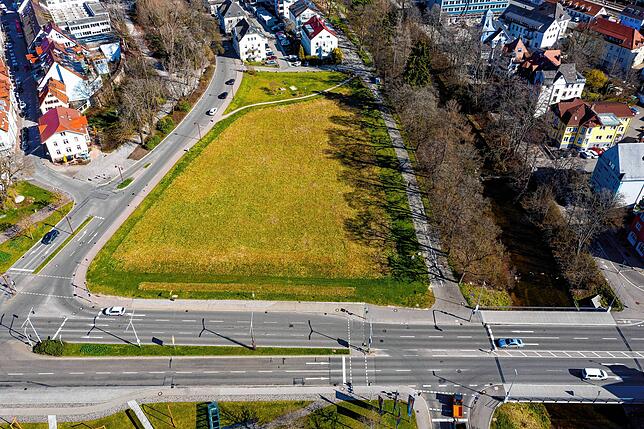 Blick auf das alte Tonhallenareal an der Bertholdstraße (unten) in Villingen. Im oberen Bereich der Wiese soll das neue Amtsgericht ...