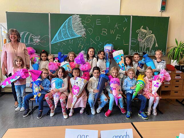 18 Jungen und Mädchen wurden in die Klasse 1b der Schule an der Rheinschleife in Jestetten eingeschult. Klassenlehrerin ist Karin Pfändler.