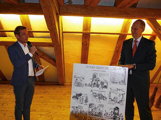 Die von Rektor Martin Trinkner und Kulturbüro-Leiter Wolfgang Panzer (von links) vorgestellte Graphic Novel zum Aufstand des Hilzinger ...