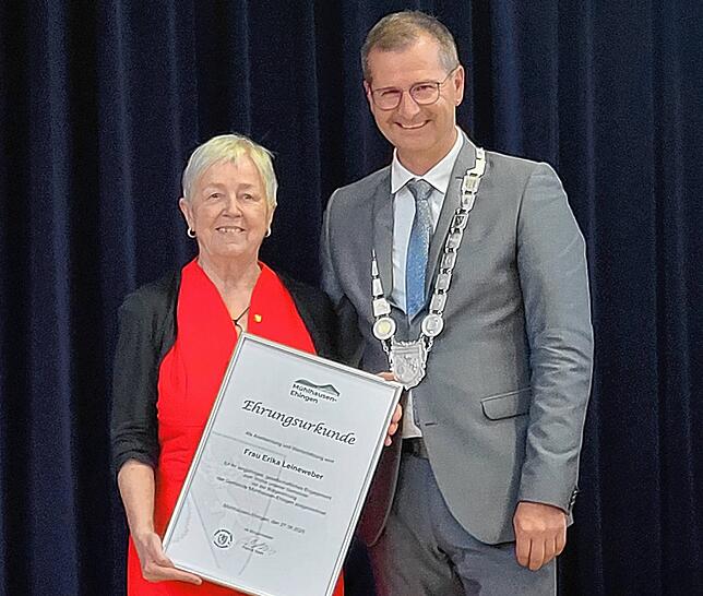 Erika Leineweber mit ihrer Urkunde und Bürgermeister mit Patrick Stärk.