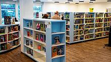 Die neue Stadtbibliothek im ehemaligen Irma-Gebäude – hier gibt‘s die Anmeldekarten. Foto: Hans-Jürgen Götz