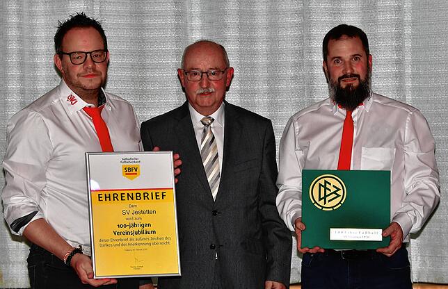 Auszeichnung: SBFV-Präsident Thomas Schmidt (Mitte) überreichte Sebastian Huber (links) und Christian Meister, den Vorsitzenden des SV ...
