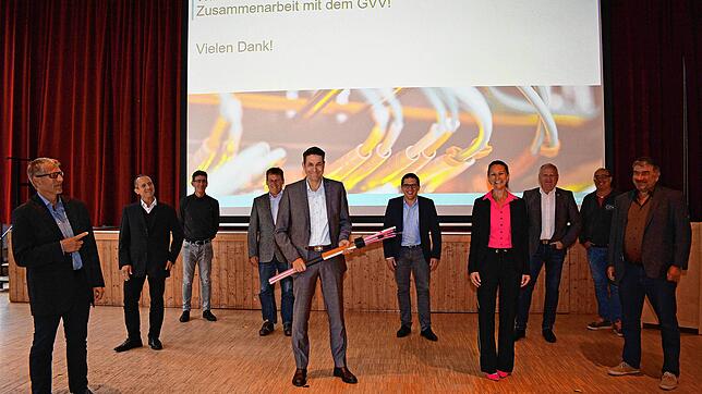 Zufrieden mit der Fertigstellung des zweiten Bauabschnitts für den Breitbandausbau des Gemeindeverwaltungsverbands Meersburg sind (von ...