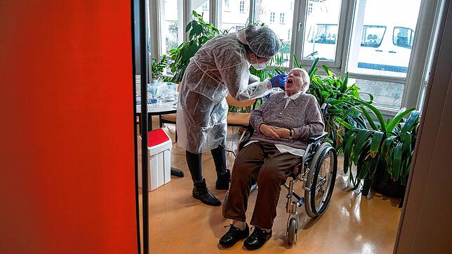Eine Altenpflegerin führt im Seniorenheim Pauline-Krone-Heim der Altenhilfe Tübingen einen Antigen-Corona-Schnelltest durch.