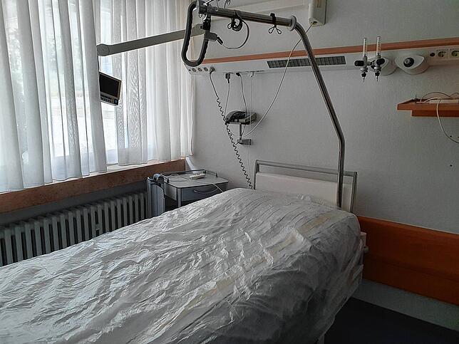 So sieht ein Bett in der Corona-Station des Schwarzwald-Baar-Klinikums aus. Entscheidend für die Versorgung sind die Anschlüsse an der Wand.