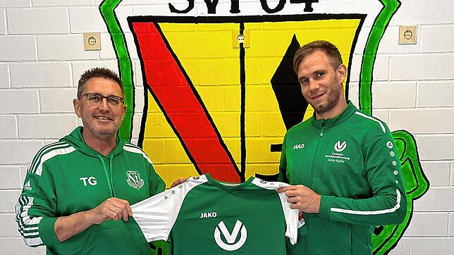Neu: Nicolas Scherzinger (rechts) wird von Cheftrainer Torsten Grießhammer als spielender Co-Trainer beim SV Inzlingen ab Sommer begrüßt.